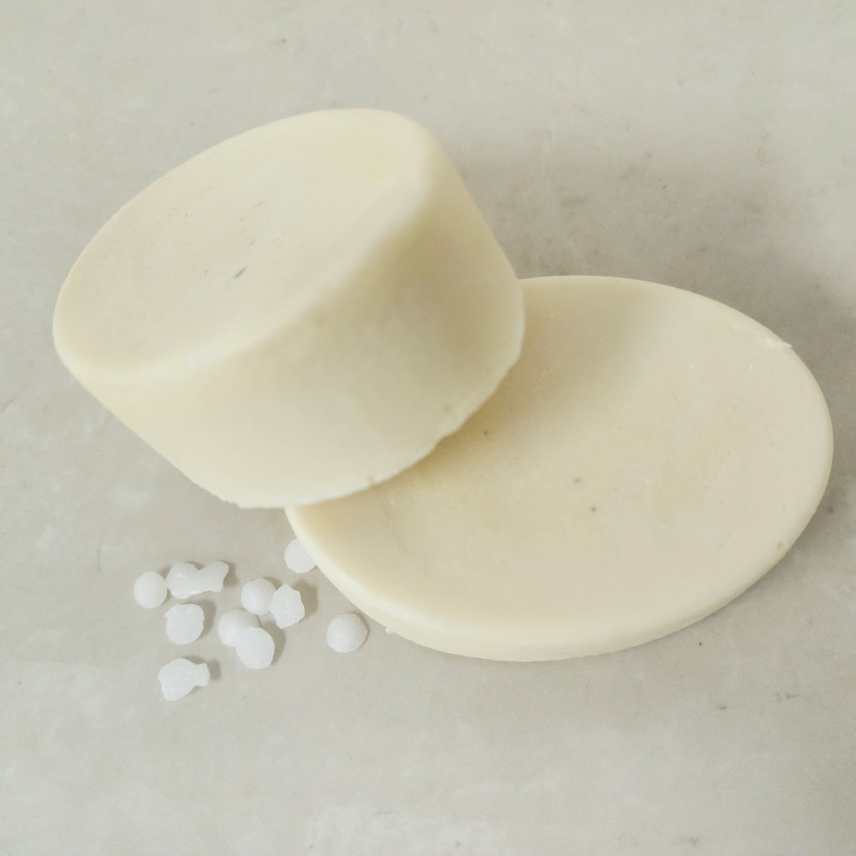Anti-dandruff conditioning bar with rosemary, bergamot, tea tree, and peppermint for normal hair.