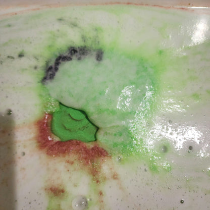 Grinch milk foaming bath bomb