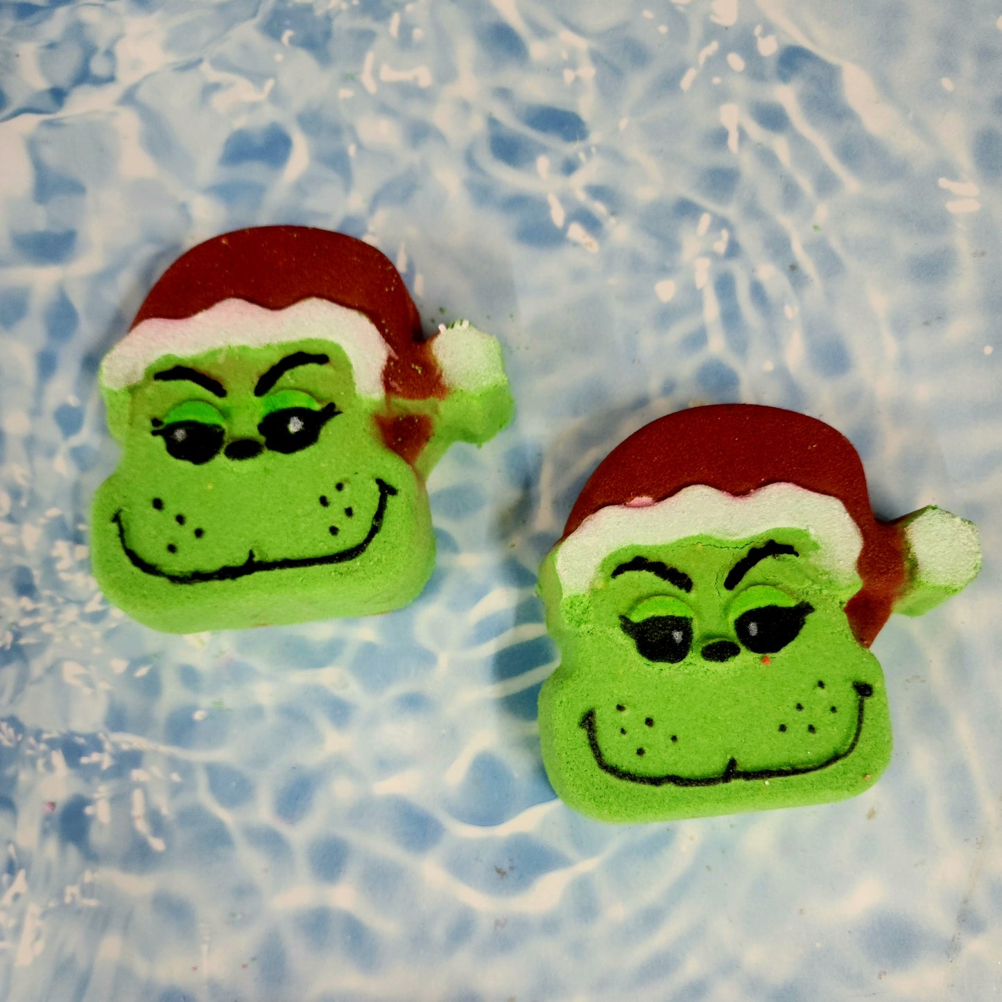 Grinch milk foaming bath bomb