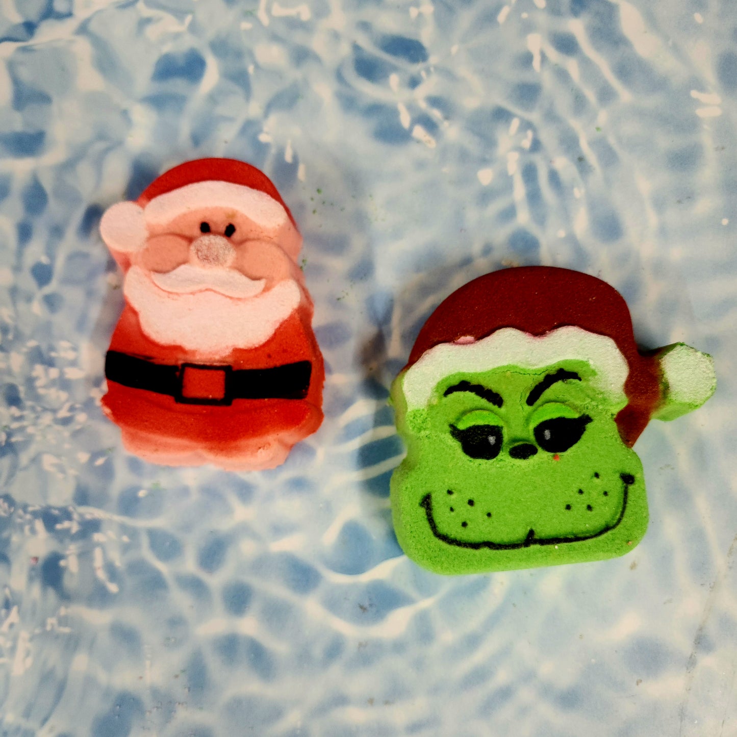 Grinch milk foaming bath bomb